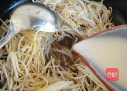 Illustration of how to stir-fry mung bean sprouts in vinegar 11