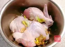 Illustration of how to make cold shredded chicken legs 3