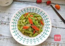 Illustration of how to stir-fry carrots with celery 1