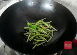 Illustration of how to make stir-fried water spinach 4