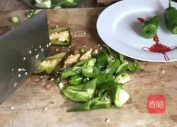 Illustration of how to make fried loofah with green pepper 3