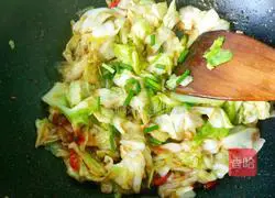 Illustration of how to make spicy and sour shredded cabbage 14