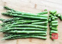 Illustration of how to prepare asparagus in oil 1