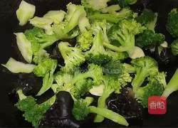 Illustration of how to stir-fry broccoli with black fungus 5