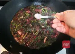 Illustration of how to make garlic shrimp skin and red amaranth 13