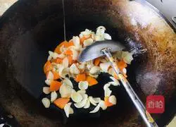 Illustration of how to stir-fry carrots and lilies 10