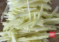 Illustration of how to make vegetarian fried potato shreds 3