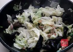 Illustration of how to make fried fungus with cabbage that tastes like a restaurant 5
