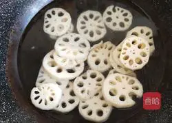 Illustration of how to make fried lotus root slices with green pepper and carrot 1