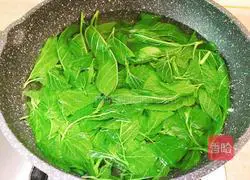 Illustration of how to make cold mulberry leaf sprouts 5