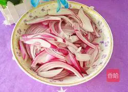  Illustration of how to stir-fry green apples with onions 2