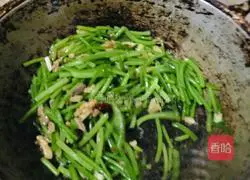 Illustration of how to make fried sweet potato stalks with oily meat 9