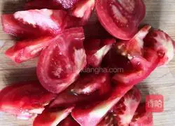 Illustration of how to stir-fry tomato and loofah 2