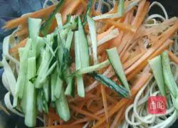 Illustration of how to make cold tofu skin 2