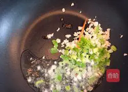 Illustration of how to make spicy cabbage with vinegar and three shredded vegetables 4