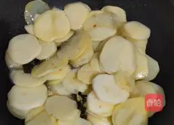 Illustration of how to make pickled cabbage and potato slices 4
