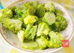 Illustration of how to stir-fry broccoli with onions 5