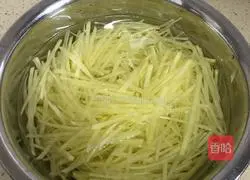 Stir-fried potatoes with celery leaves Illustration of how to make silk 1
