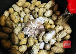 Illustration of how to make garlic peanuts 2