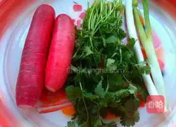 Illustration of how to make cold cilantro and radish shreds 1