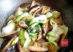 How to stir-fry mushrooms and rapeseed Illustration 9