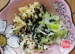 Illustration of how to make cold kelp shreds 2