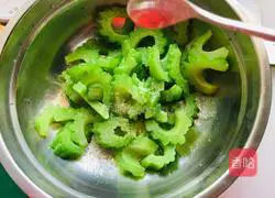 Illustration of how to make cold bitter melon 5