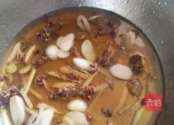 Illustration of how to make sweet and sour crispy lotus root 3