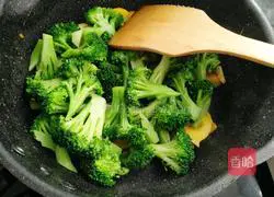 Illustration of how to stir-fry broccoli with yellow pepper 12