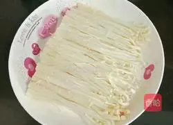 Illustration of how to make chopped pepper and enoki mushrooms 3