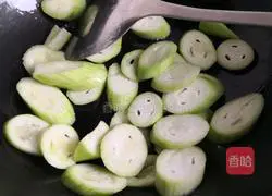 Illustration of how to stir-fry tomatoes and loofah 3