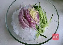 Illustration of how to mix cucumber with vermicelli 5