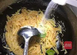 Illustration of how to make fried shredded potatoes 11
