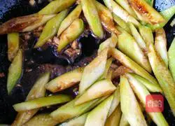 Illustration of how to make sweet and sour garlic loofah 4