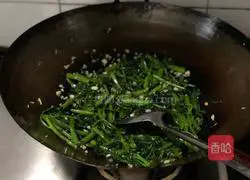 Illustration of how to make garlic water spinach 8