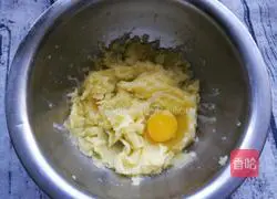 Illustration of how to make onion and potato pancakes 9