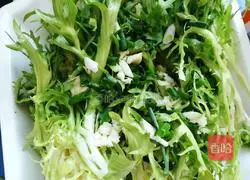 Illustration of how to make Sichuan-style bitter chrysanthemum cold salad 4