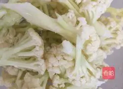 Illustration of how to make quick-hand stir-fried cauliflower 2