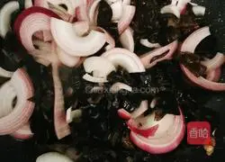 How to stir-fry fungus with onions Illustration 6