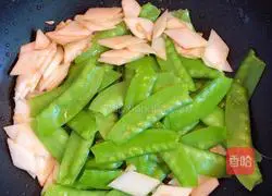Illustration of how to make fried yam with snow peas 7