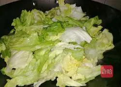 Illustration of how to stir-fry Western cabbage with Oreo olive oil 4