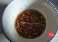 Illustration of how to tear garlic sprouts by hand 8