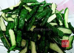 Illustration of how to make spicy cucumber 1