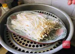 Illustration of how to steam enoki mushrooms with garlic chili sauce 7