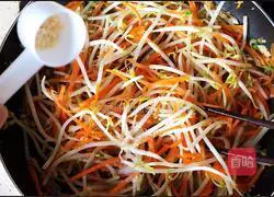Illustration of how to stir-fry mung bean sprouts with shredded carrots 12