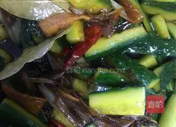 Illustration of how to make spicy and sour cucumber strips 5