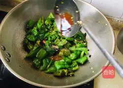 Illustration of how to cook green peppers with black bean paste 11