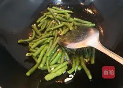 Illustration of how to make garlic green beans 11