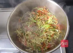 How to stir-fry three-color seasonal vegetables in sauce Illustration 8