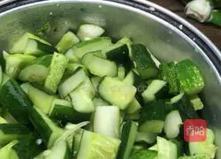 Illustration of how to make pickled cucumbers 3